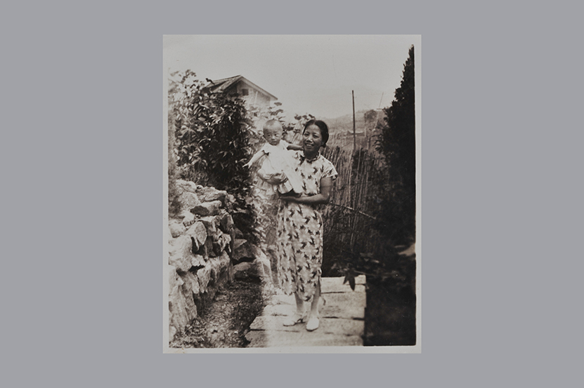 邓颖超在重庆与小乐天的合影